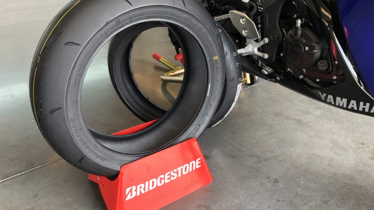 04ブリヂストン BRIDGESTONE BATTLAX RACING R11 Amazon.com: Bridgestone Battlax Racing Street RS11 Rear Tire