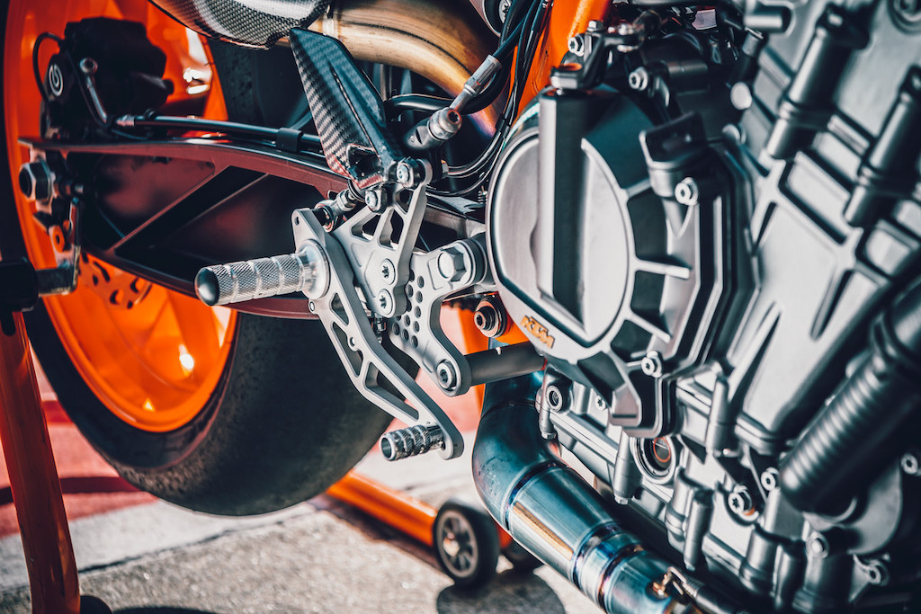 KTM 890 Duke R