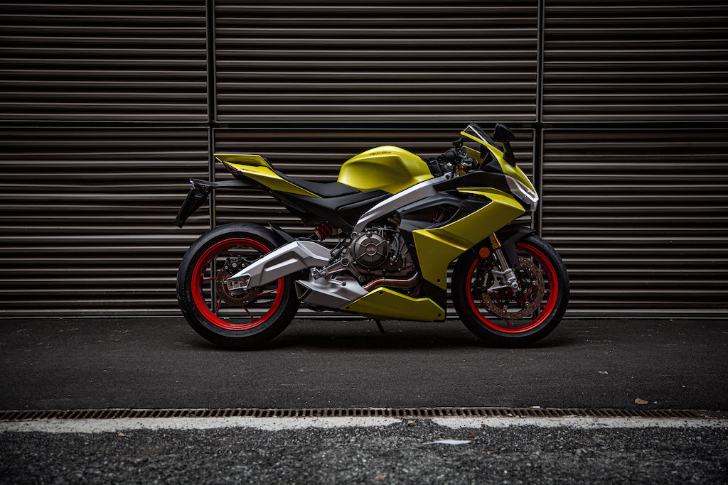 2021-aprilia-rs-660-acid-gold-profile