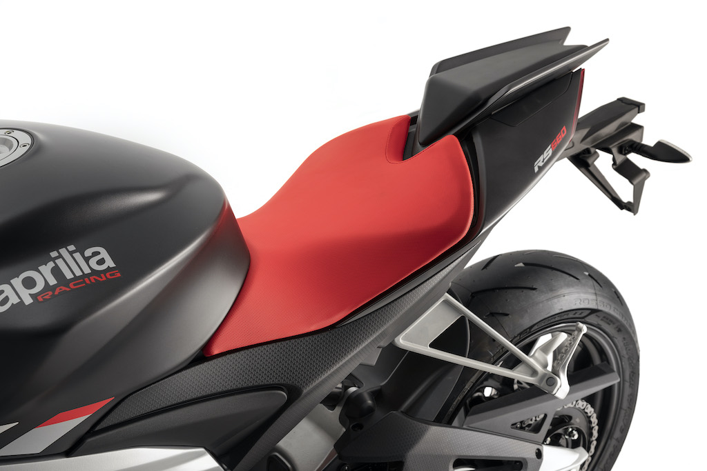 2021-aprilia-rs-660-seat