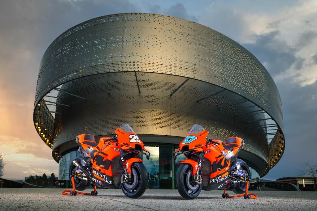 KTM e Tech3 mantêm pinturas e apresentam motos para temporada 2022