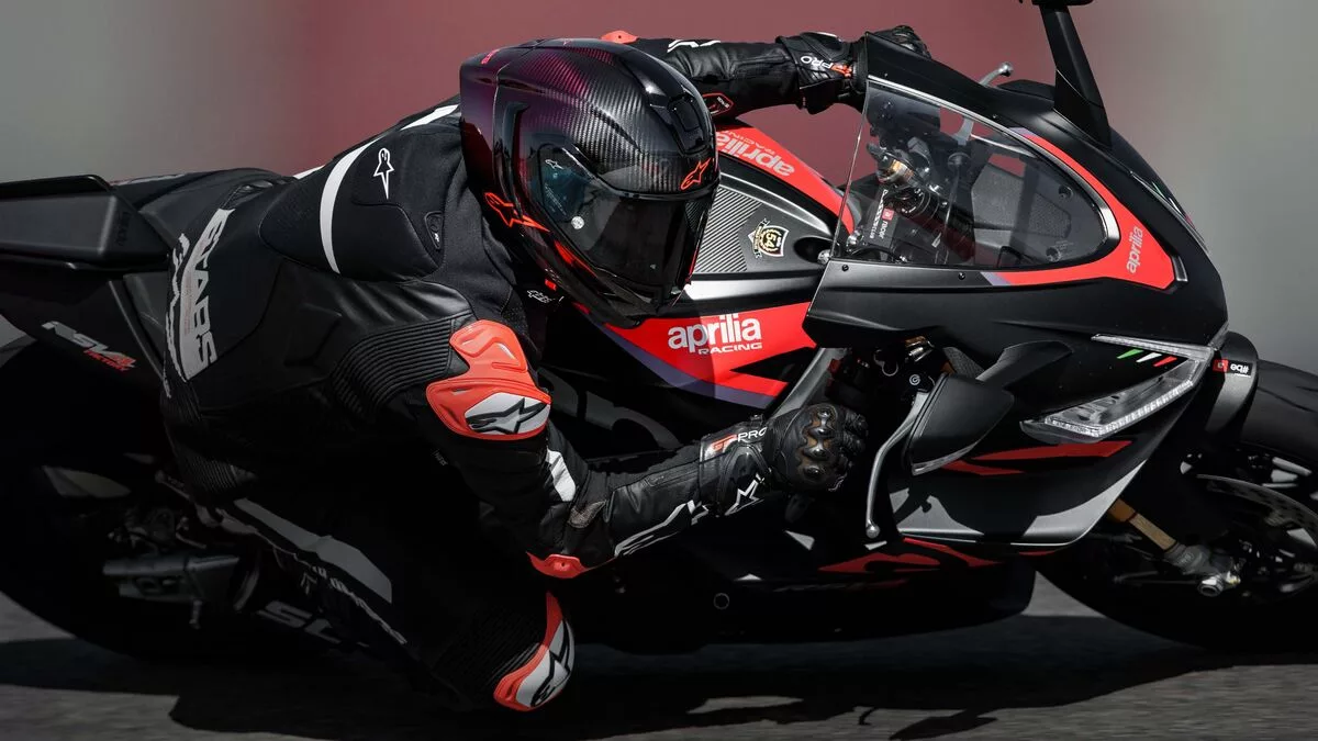 Alpinestars Supertech R10 Helmet 3 Alpinestars Supertech R10 Helmet