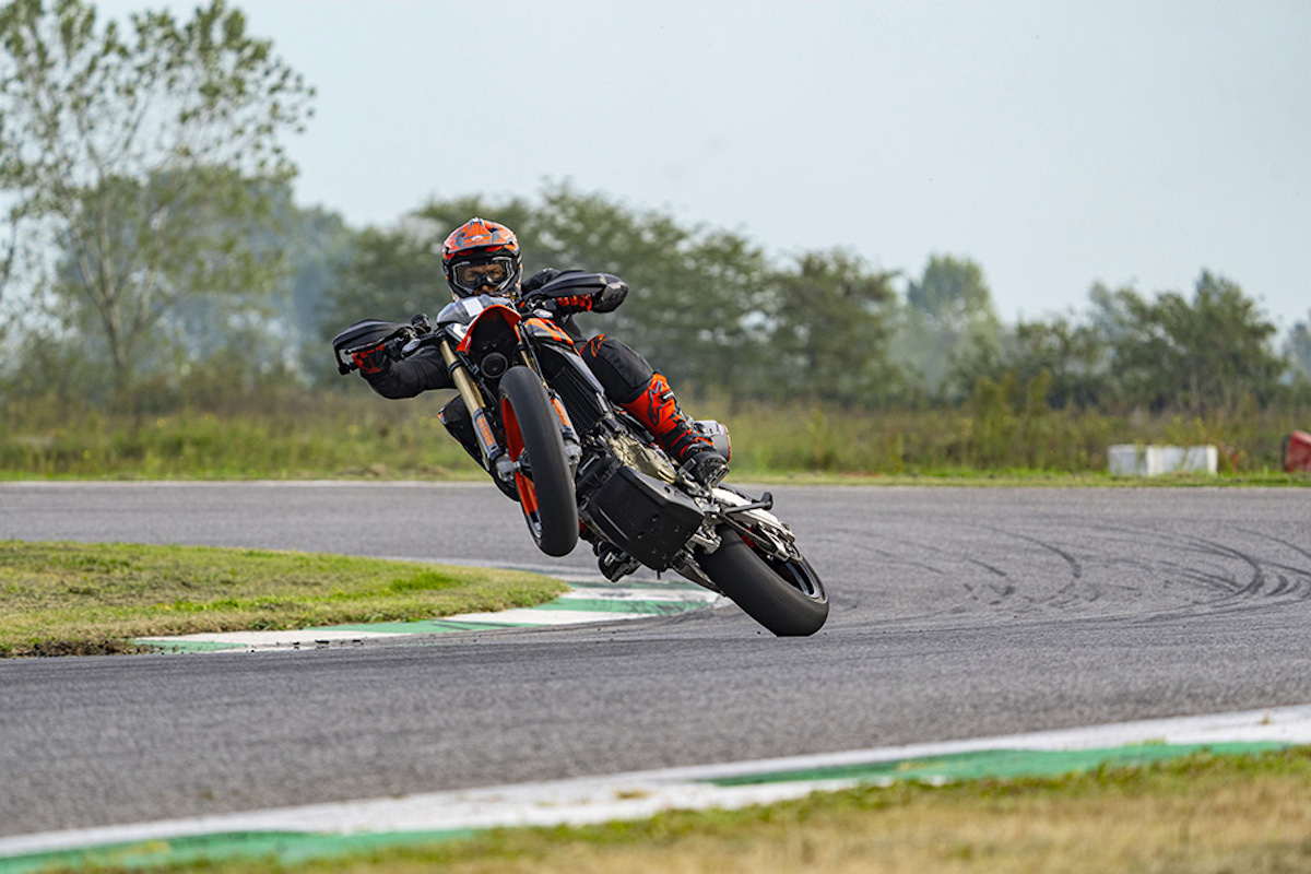 Ducati Hypermotard 698 Mono - First Look 12