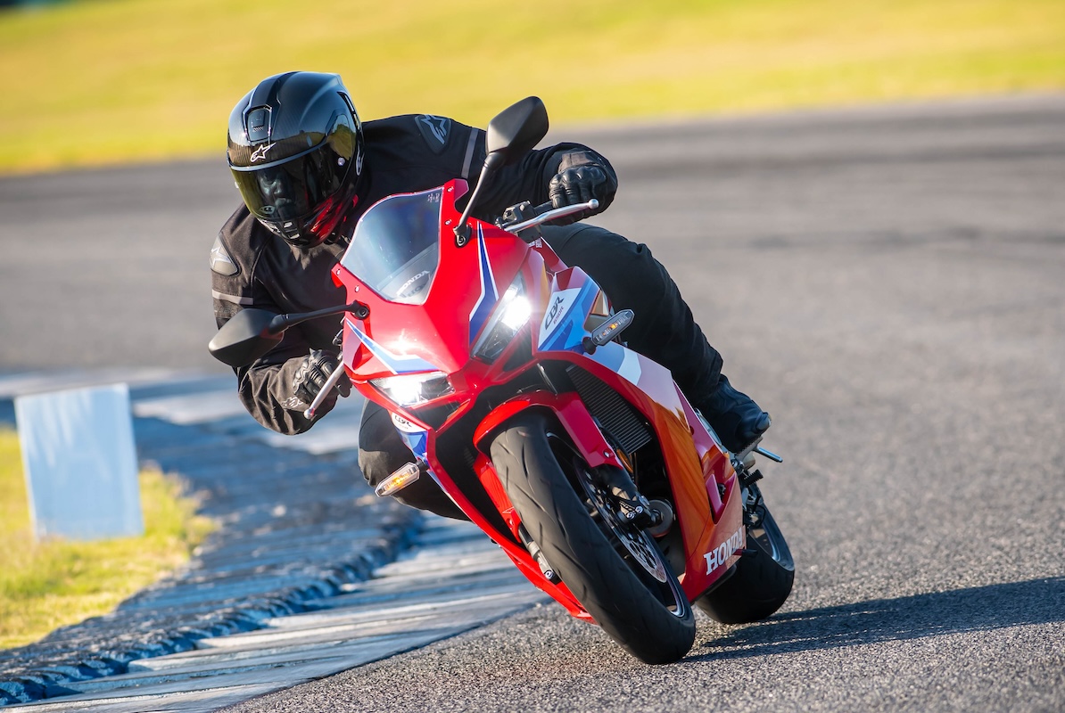 Honda E-Clutch CBR650R & CB650R - First Ride Review 6 Honda E-Clutch CBR650R & CB650R