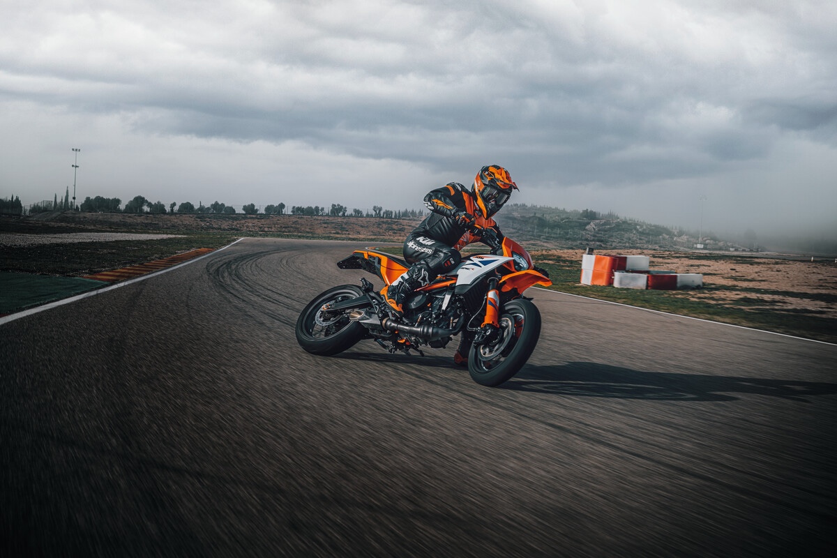 2025 KTM 390 SMC R