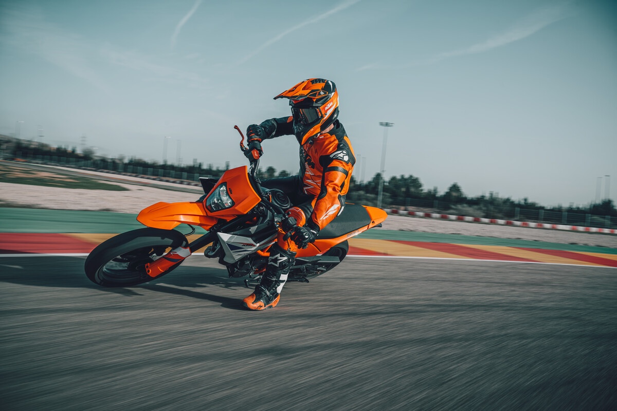 2025 KTM 390 SMC R