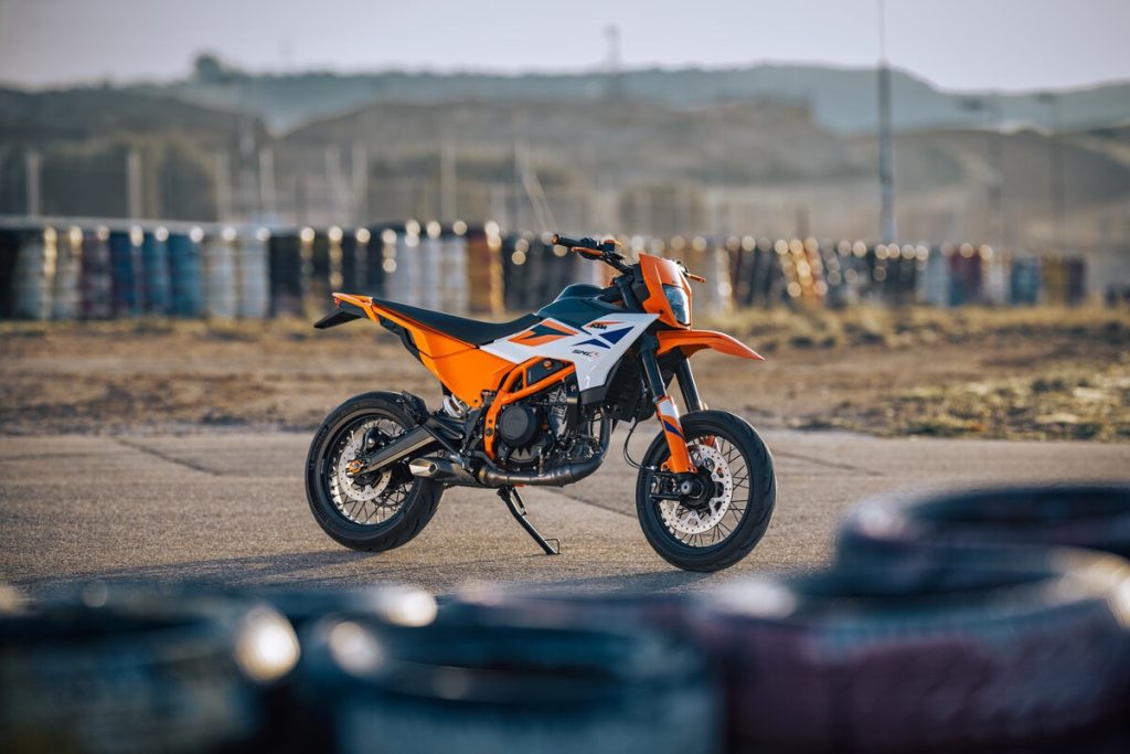 2025 KTM 390 SMC R