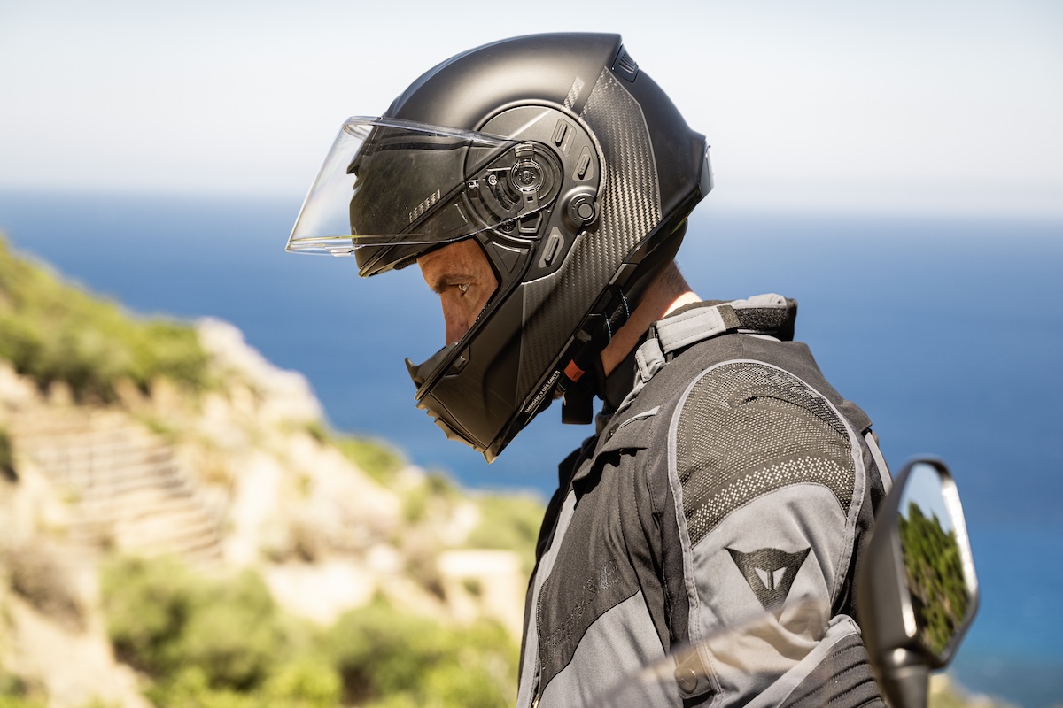 Cardo BEYOND Helmet: Tech-Forward Protection 3 Cardo BEYOND Helmet