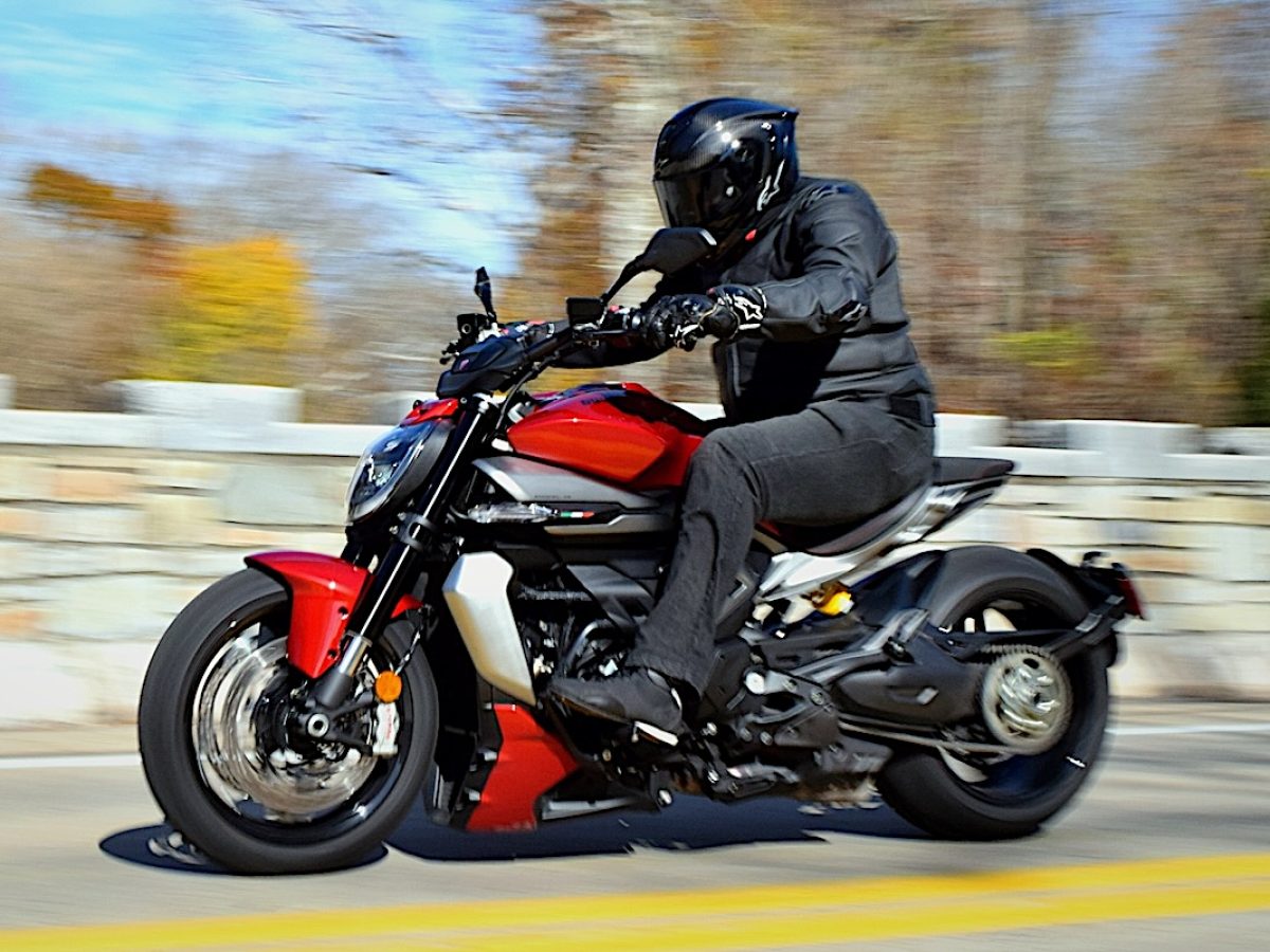 2025-Ducati-XDiavel-V4-