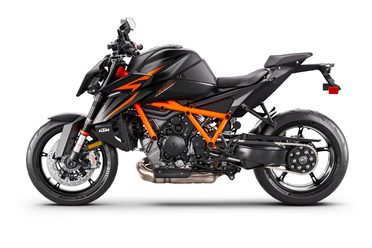 561444 MY26 KTM 1390 SUPER DUKE R EVO BLACK US 90 Left Studio USA 03 STUDIO USA2026 ktm model launch sportbikesincmag.com