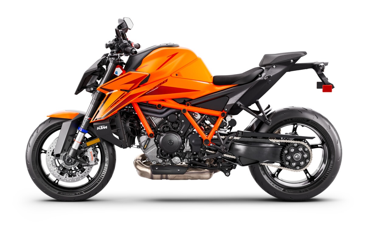 563264 MY26 KTM 1390 SUPER DUKE R EVO ORANGE US 90 Left Studio USA 03 STUDIO USA2026 ktm model launch sportbikesincmag.com