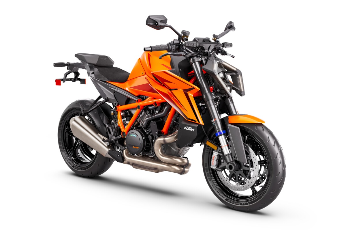 563267 MY26 KTM 1390 SUPER DUKE R EVO ORANGE US Front Right Studio USA 03 STUDIO USA2026 ktm model launch sportbikesincmag.com