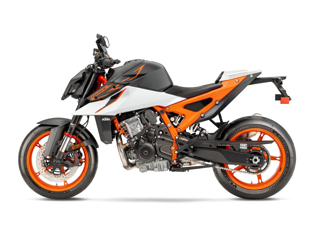 651832 MY26 KTM 990 DUKE R US SPEC STUDIO STUDIO USA2026 ktm model launch sportbikesincmag.com