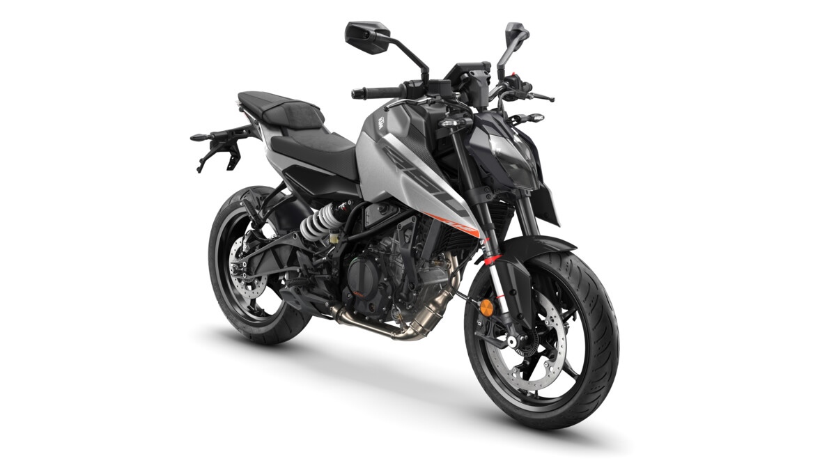 727181 MY26 KTM 250 DUKE Silver front right EU GLOBAL INDIA IMAGES2026 ktm model launch sportbikesincmag.com