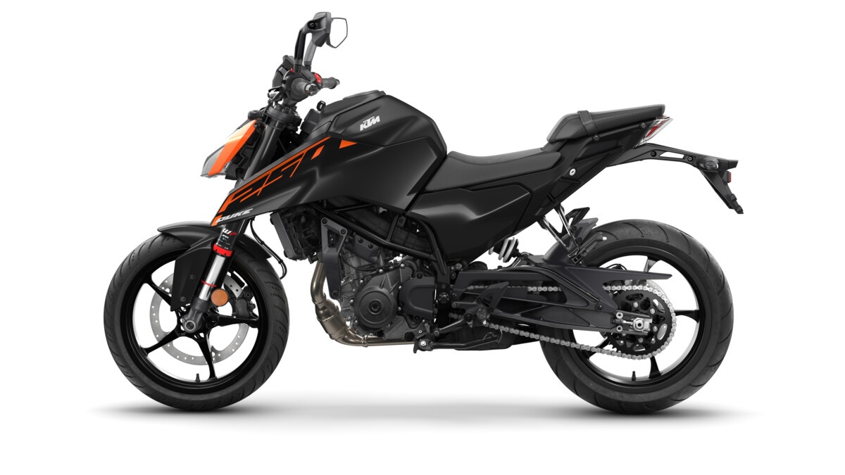 727196 MY26 KTM 250 DUKE Black 90 left EU GLOBAL INDIA IMAGES2026 ktm model launch sportbikesincmag.com