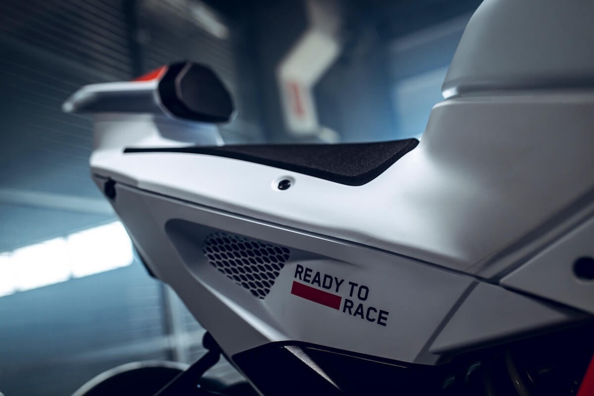 KTM 990 RC R TRACK: First Look 15 KTM 990 RC R TRACK sportbikesincmag.com 10