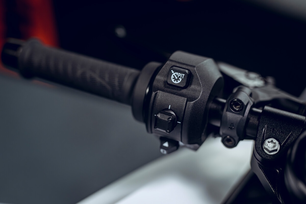 KTM 990 RC R TRACK: First Look 12 KTM 990 RC R TRACK sportbikesincmag.com 13