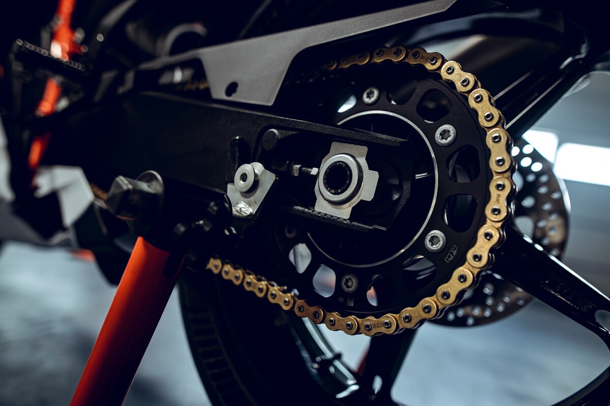 KTM 990 RC R TRACK: First Look 11 KTM 990 RC R TRACK sportbikesincmag.com 14