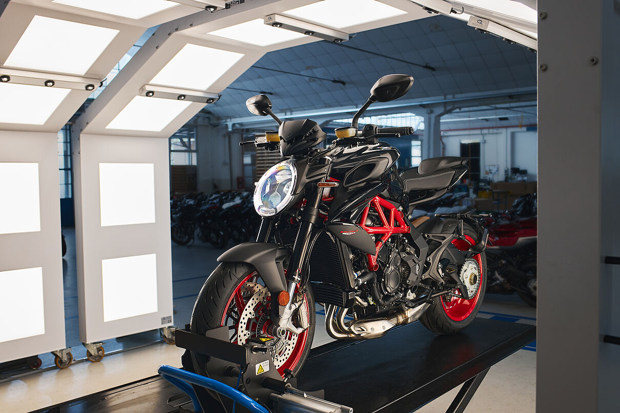 MV Agusta brutale 800 Nero Carbonio sportbikesincmag.com2