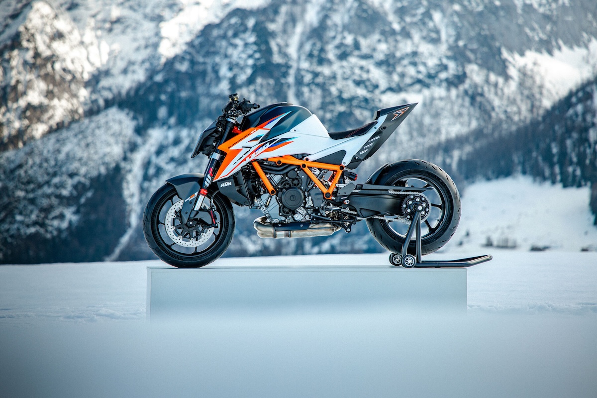 KTM 1390 Super Duke RR: 11 Kilograms, 193 PS, 350 Units 2 2026 KTM 1390 Super Duke RR full side profile on snow plinth with Austrian Alps backdrop