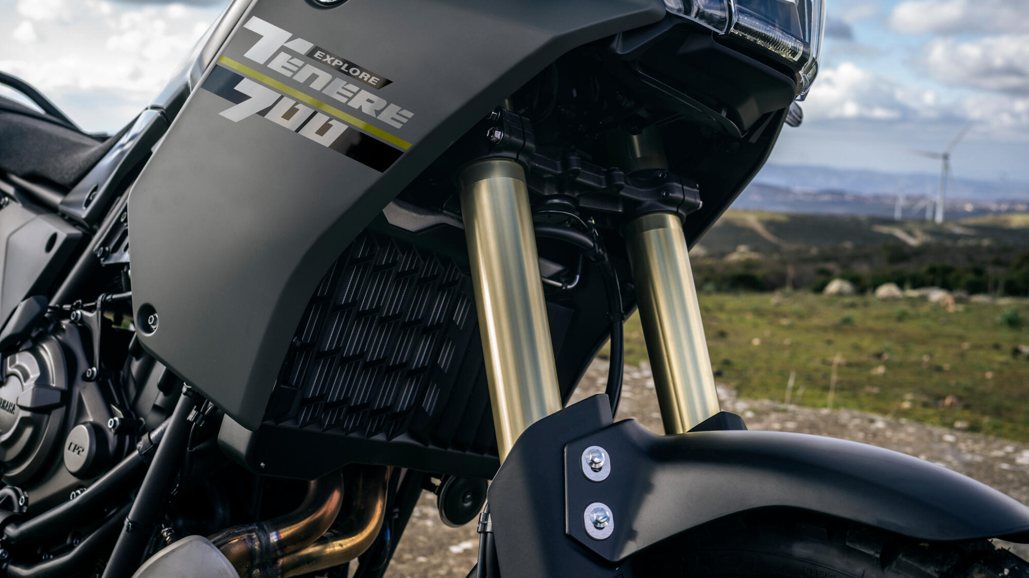 Close-up of the revised 43mm KYB front forks and front cowl of the Yamaha Ténéré 700 Explore