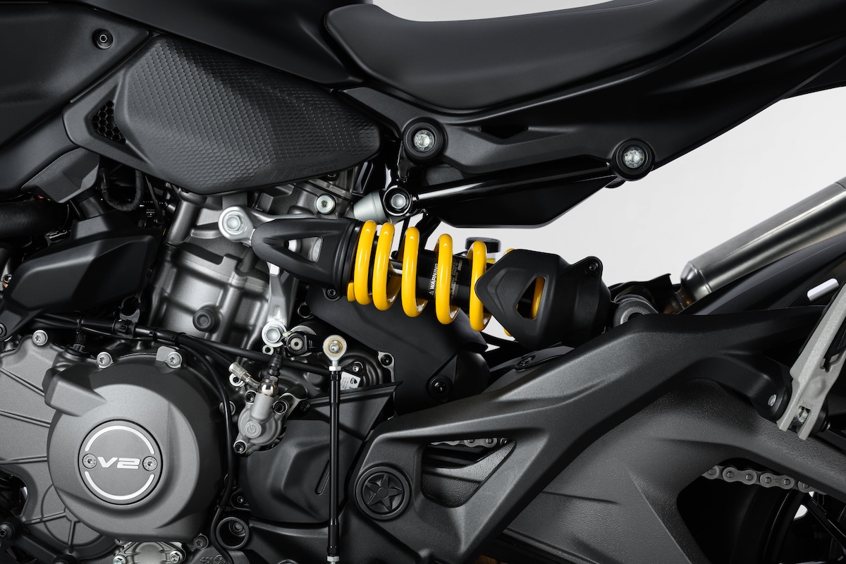 2027 Ducati Monster Dark sportbikesincmag.com7