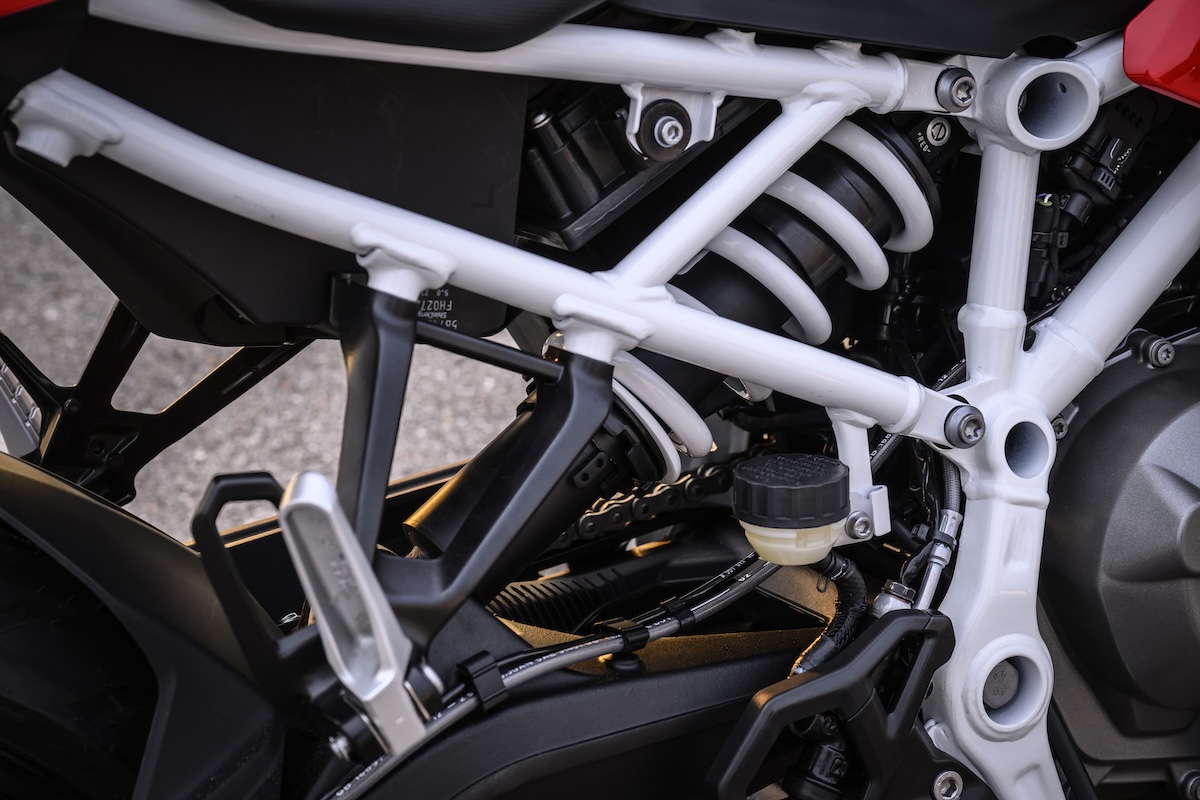 BMW F 450 RR First Look: A 48 hp Twin With a Space Frame and a Lap Timer 7 BMW F 450 RR