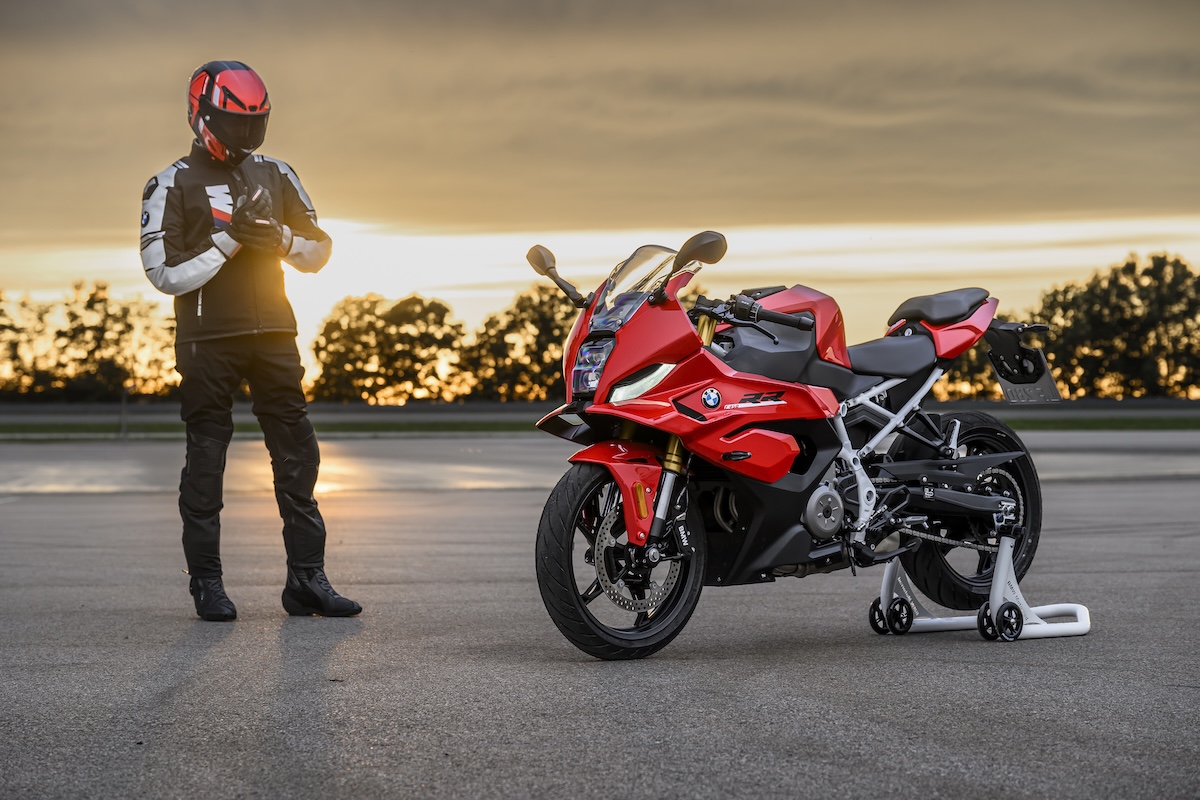 BMW F 450 RR First Look: A 48 hp Twin With a Space Frame and a Lap Timer 3 BMW F 450 RR
